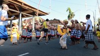 Bahkan para pelari Maybank Marathon 2023 disambut dengan sejumlah tarian tradisional Bali.