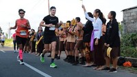 Sejumlah pelajar turut menyambut kehadiran pelari Maybank Marathon 2023.
