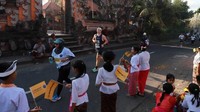 Para pelari Maybank Marathon 2023 disuguhkan pemandangan pura khas Bali.