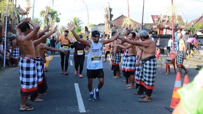 Bali - Maybank Indonesia menggelar Maybank Marathon 2023 yang terus mempertahankan daya tariknya yakni cheering oleh para pelajar SD dan atraksi budaya Bali.