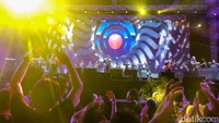 Racikan musik dari Dipha Barus memberikan sentuhan EDM kepada genre dangdut Soneta yang mampu membuat para penonton ikut bergoyang mengikuti petikan gitar Rhoma dan ketukan gendang.  