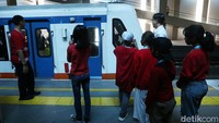 Kegiatan sosialisasi layanan Commuter Line ini memberikan informasi bagi pengguna anak-anak.