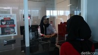 Ada juga yang bertatap langsung dengang petugas kasir yang ada di balik bilik kaca.