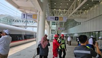 Setelah 30 menit, kereta dengan kapasitas 601 penumpang yang kami tumpangi ini sudah memasuki stasiun Tegalluar, Padalarang, Jawa Barat. Biasanya perlu 3-4 jam perjalanan dari Jakarta ke Bandung, kini cuma butuh 30 menit saja. (Ardhi Suryadhi/detikcom)