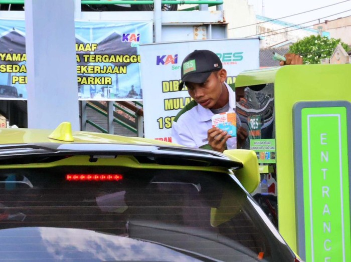 Stasiun Tugu Jogja mulai terapkan parkir non tunai. Foto diunggah Sabtu (2/9/2023).