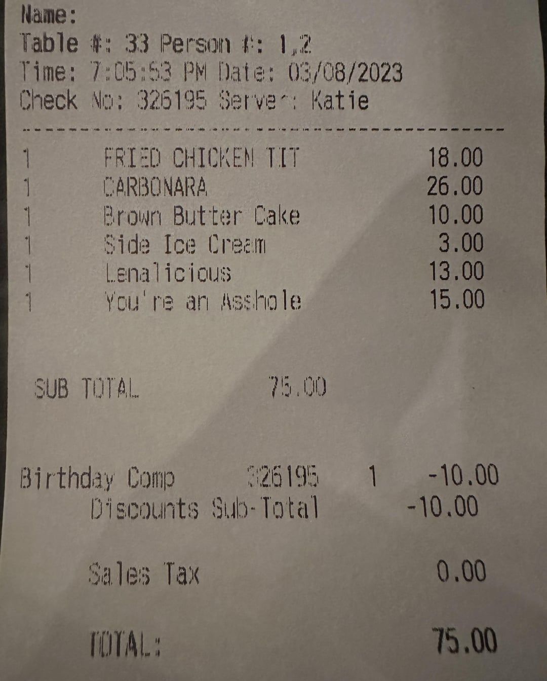 Struk tagihan makan di restoran.
