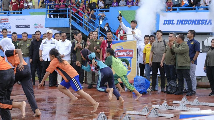 Gubernur Sumatra Utara Edy Rahmayadi membuka secara resmi Energen Champion SAC Indonesia 2023 Sumatera Qualifiers di Stadion Universitas Negeri Medan, Jumat (1/9).