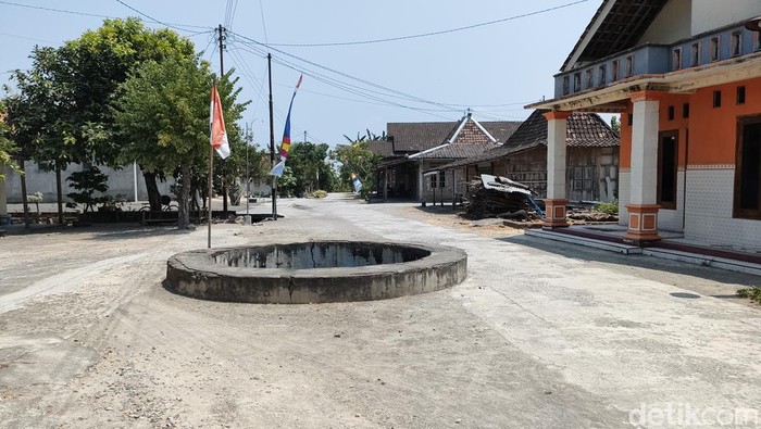 Sumur kawak yang berada di tengah jalan di Desa Taraman, Sidoharjo, Sragen, Kamis (31/8/2023).