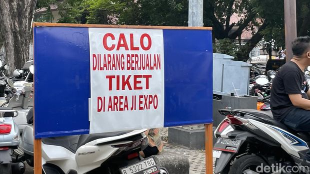 Papan pengumuman larangan bagi calo tiket di Synchronize Fest 2023.