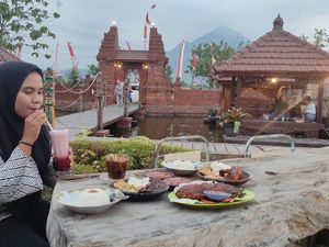 Menyantap Ikan Bakar Sambel Ndeso dengan View Gunung Penanggungan