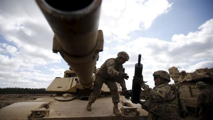 Members of the U.S. 2nd Battalion, 7th Infantry Regiment, 1st Brigade Combat Team, 3rd Infantry Division get ammunition to the Abrams tank during an exercise at Mielno range near Drawsko-Pomorskie April 16, 2015. REUTERS/Kacper Pempel