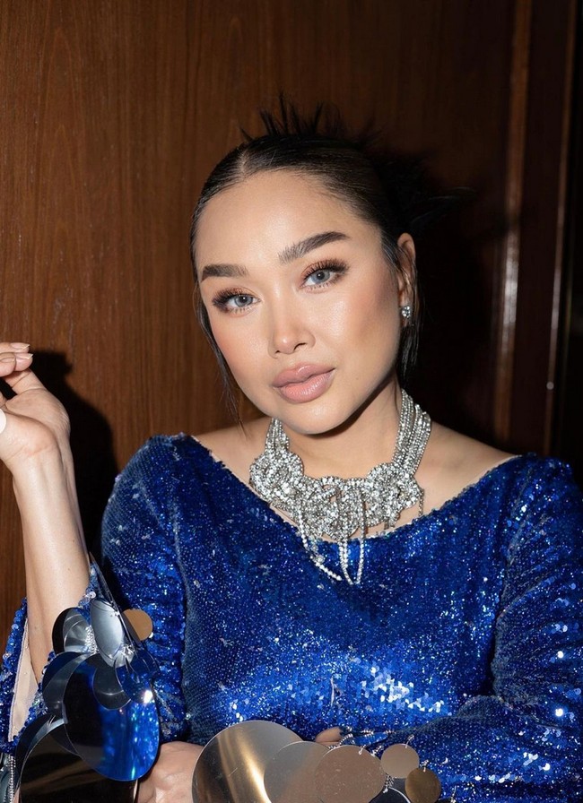 Memakai makeup bernuansa nude, penampilannya sangat berbeda dari biasanya. Foto: Instagram/@ti2dj