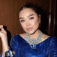 Memakai makeup bernuansa nude, penampilannya sangat berbeda dari biasanya. Foto: Instagram/@ti2dj