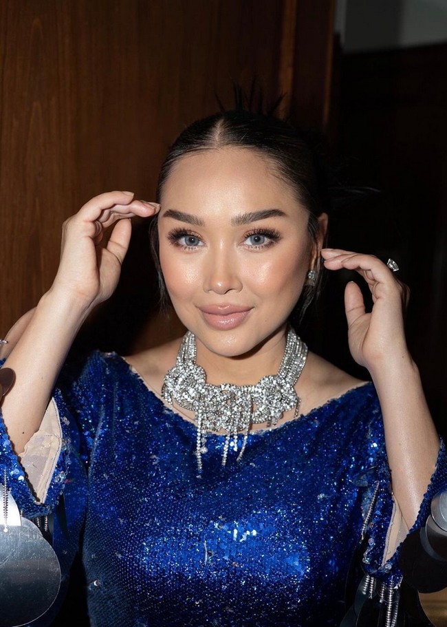 Titi DJ memperlihatkan kemahirannya merias wajah sendiri lewat unggahan foto di Instagram.  Foto: Instagram/@ti2dj