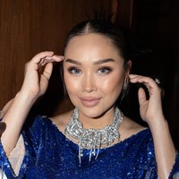 Titi DJ memperlihatkan kemahirannya merias wajah sendiri lewat unggahan foto di Instagram.  Foto: Instagram/@ti2dj