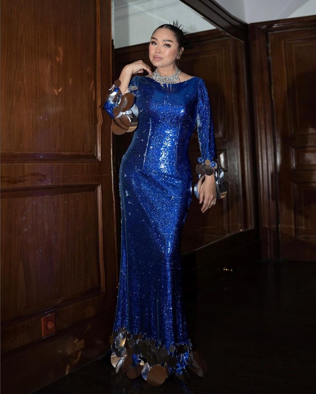 Titi DJ pun menampilkan aura glamor dengan mengenakan gaun sequin berwarna biru elektrik dari koleksi Margalena. Pelantun lagu ‘Sang Dewi’ ini melengkapi penampilannya dengan satu set perhiasan warna silver. Foto: Instagram/@ti2dj