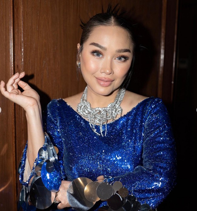 “Aku sih dibilang (usia) 40 sudah seneng, tapi banyak yang bilang seperti 36, 35 tahun. Masa sih? ucapnya. Foto: Instagram/@ti2dj