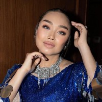 Penyanyi 57 tahun ini mengaplikasikan makeup yang menonjolkan tulang pipi dan bibir bervolume. Dia juga menggunakan teknik contouring untuk memberi kesan pipi tampak tirus dan tulang pipi tinggi. Foto: Instagram/@ti2dj