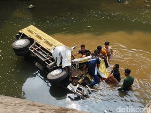 Truk Meluncur ke Jurang di Cianjur, Rahmat dan Dadan Sempat Terjepit