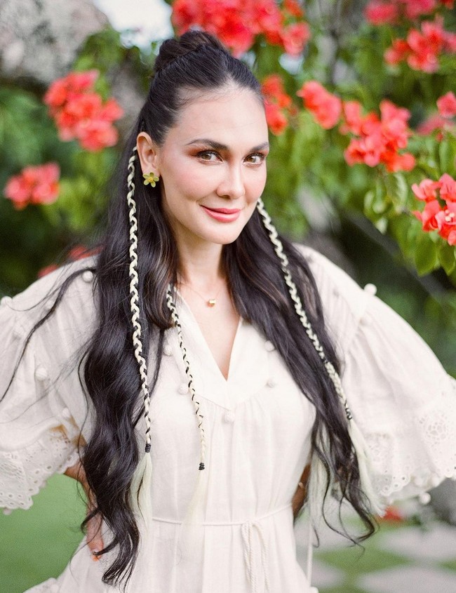 Berlanjut ke acara sore hingga malam hari, Luna Maya memilih gaya bohemian yang lebih casual. Foto: Instagram/@lunamaya