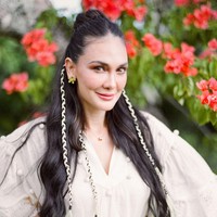 Berlanjut ke acara sore hingga malam hari, Luna Maya memilih gaya bohemian yang lebih casual. Foto: Instagram/@lunamaya