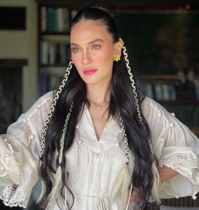 Sapuan makeup bernuansa peach khas musim panas membuat wajahnya tampak segar. Ditambah tatanan rambut kuncir tengah yang diberi aksen kepang kecil memberi nuansa penampilan lebih muda. Foto: Instagram/@lunamaya