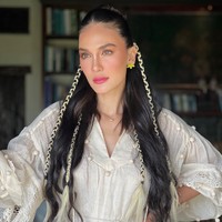 Sapuan makeup bernuansa peach khas musim panas membuat wajahnya tampak segar. Ditambah tatanan rambut kuncir tengah yang diberi aksen kepang kecil memberi nuansa penampilan lebih muda. Foto: Instagram/@lunamaya