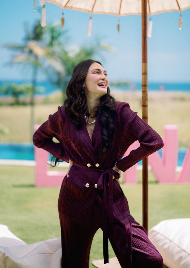 Bintang film ‘Suzanna: Malam Jumat Kliwon’ juga menampilkan gaya smart casual mengenakan setelan blazer oversized dan celana longgar berdetail lipit. Foto: Instagram/@lunamaya