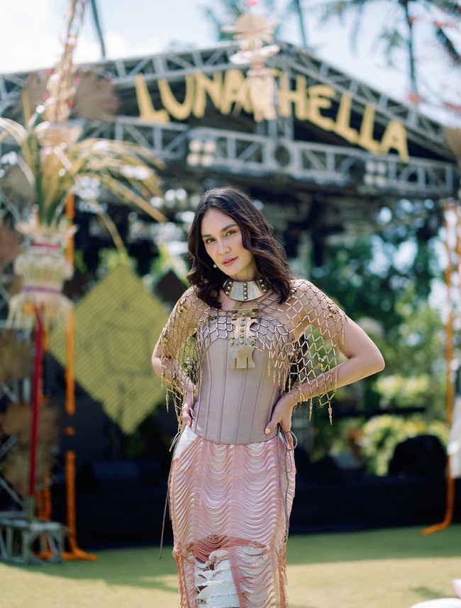 Pemotretan di siang hari, kekasih Maxime Bouttier ini tampil glamor dengan atasan korset yang dipadu rok berdetail rumbai dengan aksen cut-out unik. Bolero berdetail jaring melengkapi penampilannya. Foto: Instagram/@lunamaya