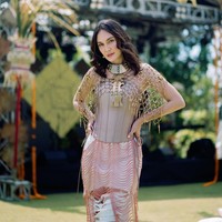 Pemotretan di siang hari, kekasih Maxime Bouttier ini tampil glamor dengan atasan korset yang dipadu rok berdetail rumbai dengan aksen cut-out unik. Bolero berdetail jaring melengkapi penampilannya. Foto: Instagram/@lunamaya