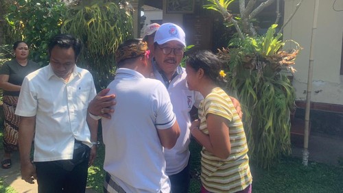 Wakil Gubernur Bali Cok Ace disambut isak tangis saat menyambangi kediaman korban meninggal dalam insiden lift maut di Ayuterra Resort Ubud, Sabtu (2/9/2023)