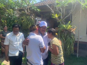 Momen Wagub Cok Ace Rangkul Ortu Korban Tewas Lift Jatuh di Ubud