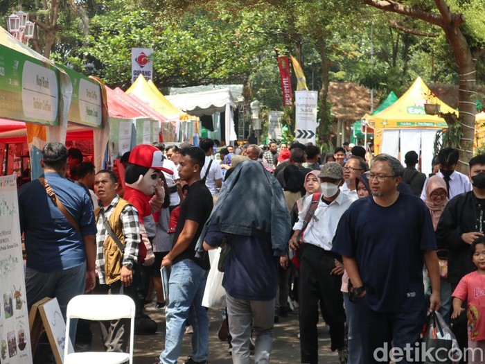 Warga tumplek menikmati event West Java Festival 2023.