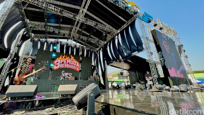 3 Pemuda Berbahaya buka konser West Java Festival 2023 di Stadion Siliwangi, Kota Bandung, Minggu (3/9/2023).