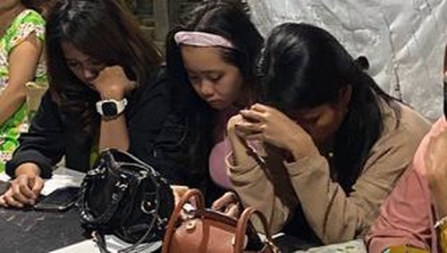 3 wanita yang mencekoki kucing dengan miras saat diamankan warga. (Foto: istimewa)