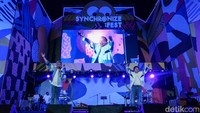 Celetukan-celetukan Sule di atas panggung pun menghibur penonton Synchronize.