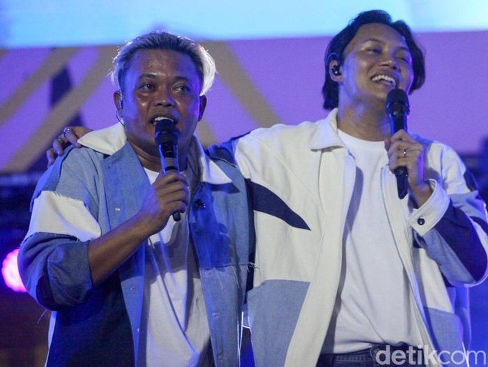 Aksi Kocak Duo Sule-Rizky Febian di Panggung Synchronize Fest Aksi Kocak Duo Sule-Rizky Febian di Panggung Synchronize Fest