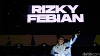 Rizky Febian mengawali performnya dengan membawakan lagu Cukup Tau sampai single terbarunya yaitu Luka di Synchronize Festival, Gambir Expo Kemayoran, Jakarta, Minggu (3/9/2023).