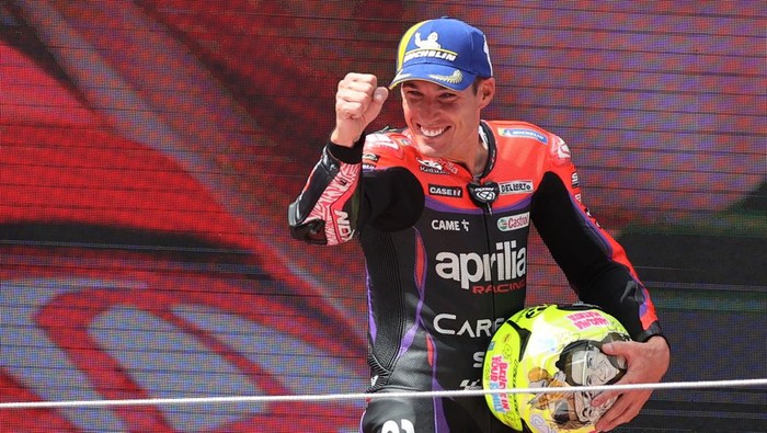 MotoGP - Catalunya Grand Prix - Circuit de Barcelona-Catalunya, Barcelona, Spain - September 3, 2023 Aprilia Racings Aleix Espargaro celebrates on the podium after winning the MotoGP REUTERS/Nacho Doce