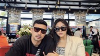 Aktor Indonesia itu sering pergi makan ke restoran mewah bersama sang istri. Begini momennya ketika mereka makan di restoran milik Salt Bae. Foto: Instagram @alisyakieb