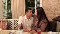 Beberapa kali Ali Syakieb dan istri, menikmati makanan di restoran hotel. Kali ini keduanya menyantap dimsum di restoran hotel Mulia, Senayan. Foto: Instagram @alisyakieb