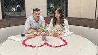 Aktor berusia 36 tahun itu juga sempat mengajak istrinya, Margin, untuk makan malam di restoran hotel Pulmann Bandung. Foto: Instagram @alisyakieb