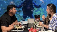 Seru! Artis yang terjun ke dunia politik ini juga pernah makan di restoran di bawah akuarium bersama istrinya. Foto: Instagram @alisyakieb