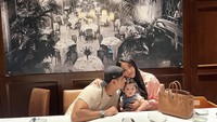 Momen kulineran Ali Syakieb tampaknya semakin seru setelah ia dikaruniai anak. Keluarga kecil ini pun hendak menikmati makanan di restoran. Foto: Instagram @alisyakieb