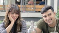 Sejak masih pacaran, aktor kelahiran 1987 itu memang suka pergi ke restoran atau kafe bersama istrinya. Foto: Instagram @alisyakieb