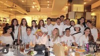Tak hanya bersama istri dan anak, Ali Syakieb juga pernah makan-makan seru bersama pemain dan staff sinetron Janji Suci. Foto: Instagram @alisyakieb