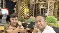 Bersama temannya, kini adik Nabila Syakieb itu makan daging barberque di restoran Jepang. Foto: Instagram @alisyakieb