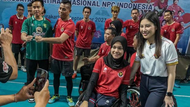 Wakil Menteri Pariwisata dan Ekonomi Kreatif/Wakil Kepala Badan Pariwisata dan Ekonomi Kreatif (Wamenparekraf/Wakabaparekraf) Angela Tanoesoedibjo meninjau kesiapan para atlet yang akan bertanding dalam ajang Asian Para Games 2023 pada Oktober 2023 di Hangzhou, Tiongkok di Hartono Trade Center, Kabupaten Sukoharjo, Jawa Tengah, Jumat (1/9/2023).