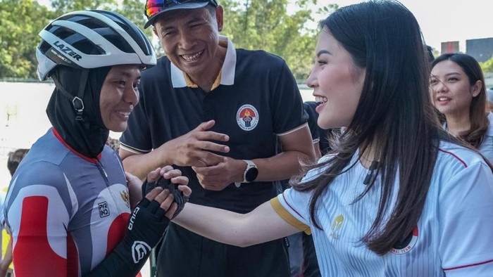 Wakil Menteri Pariwisata dan Ekonomi Kreatif/Wakil Kepala Badan Pariwisata dan Ekonomi Kreatif (Wamenparekraf/Wakabaparekraf) Angela Tanoesoedibjo meninjau kesiapan para atlet yang akan bertanding dalam ajang Asian Para Games 2023 pada Oktober 2023 di Hangzhou, Tiongkok di Hartono Trade Center, Kabupaten Sukoharjo, Jawa Tengah, Jumat (1/9/2023).