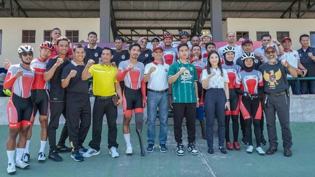 Wakil Menteri Pariwisata dan Ekonomi Kreatif/Wakil Kepala Badan Pariwisata dan Ekonomi Kreatif (Wamenparekraf/Wakabaparekraf) Angela Tanoesoedibjo meninjau kesiapan para atlet yang akan bertanding dalam ajang Asian Para Games 2023 pada Oktober 2023 di Hangzhou, Tiongkok di Hartono Trade Center, Kabupaten Sukoharjo, Jawa Tengah, Jumat (1/9/2023).